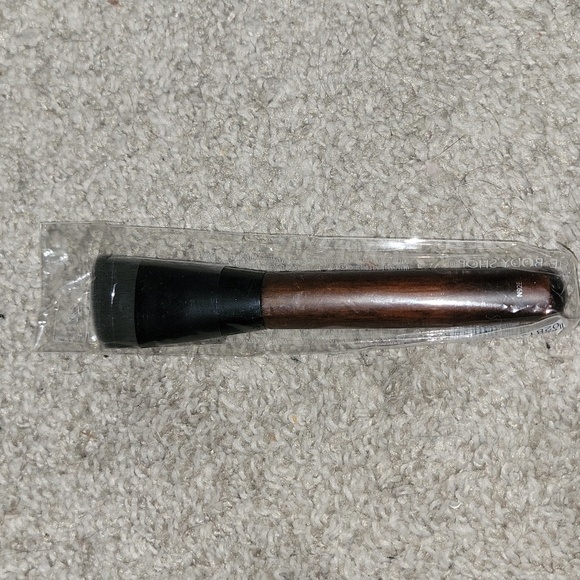 The Body Shop Contour Brush - Picture 3 of 3